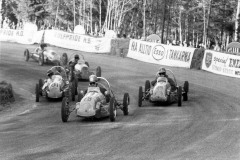 #79 Ola By från Arvika leder F3-Midget racet vid Kanonloppet 1954. #84 Birger Ardebring, #81 Nils Gerramo.