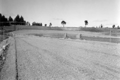 Grunden till Velodromkurvan började läggas hösten 1957. Notera att man tog vara på hö på innerplan.