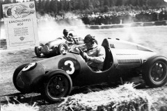 Engelsmannen Bill Whitehouse sladdar brett i Midgetklassen.