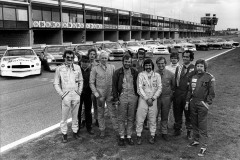 Förarna uppställda inför starten på Zolder. Från vänster: Roger Wibom, Per "K:son" Kjellberg, Kjell-Ove Säfström, Ulf Granberg, Ulf "Rökarn" Larsson, Hasse Pulls, Christer "Svarten" Karlsson, Greger Petersson, Michael Strauch, Michael D Noss & Bengt Nilsson.